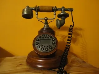 昔の電話機。繋がる先は電話局