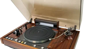 レコードターンテーブルについてご紹介。種類ごとの特徴や人気のワケなどを解説