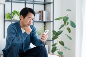 査定について悩む男性