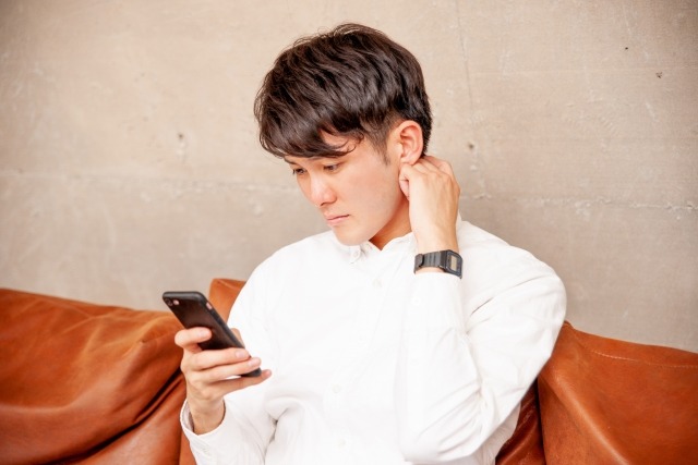 スマホに目をやる男性